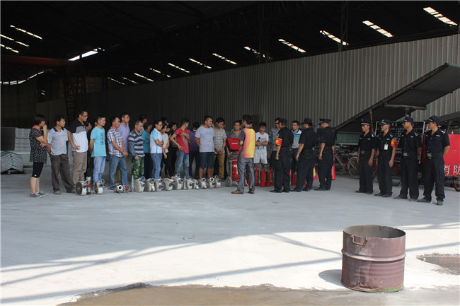 應(yīng)急消防演練，保車間安全生產(chǎn)