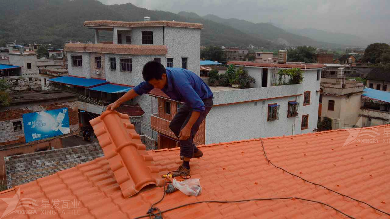 合成樹脂瓦與鐵皮瓦在性能和優(yōu)點上的區(qū)別和差異？